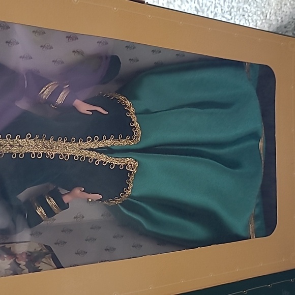 NIB 1996 MATTEL YULETIDE ROMANCE BARBIE THIRD IN A SERIES - Picture 4 of 11